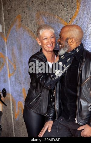 Liebevolles reifes Bikerpaar in Lederkleidung Stockfoto