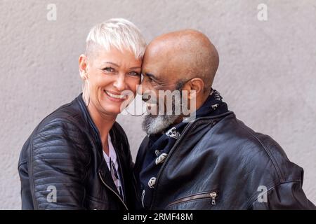 Porträt eines coolen Reifen Bikerpaares in Lederkleidung Stockfoto