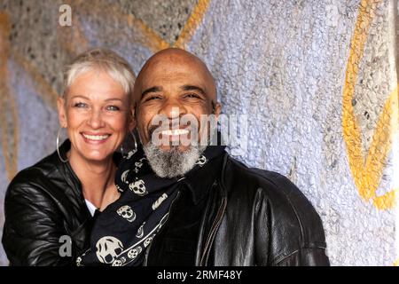 Porträt eines glücklichen Reifen Bikerpaares in Lederkleidung Stockfoto