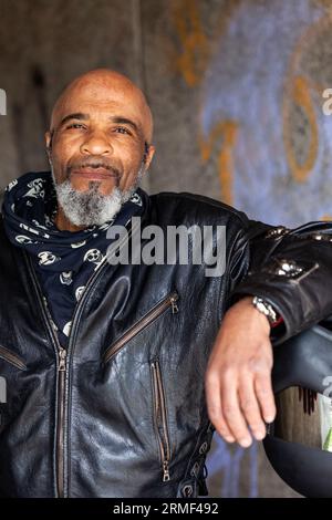 Porträt eines lächelnden Reifen Bikers in Lederjacke Stockfoto