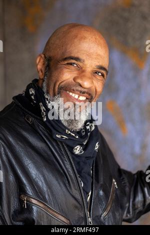 Porträt eines lächelnden Reifen Bikers in Lederjacke Stockfoto