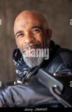 Porträt eines lächelnden Reifen Bikers in Lederjacke Stockfoto