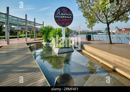 Der Sentosa Boardwalk, eine Fußgängerbrücke, die die VivoCity Mall auf der Hauptinsel Singapurs mit der Insel Sentosa verbindet Stockfoto