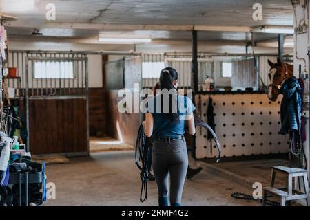 Rückansicht der Frau im stabilen Tragesattel Stockfoto