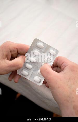 Nahaufnahme einer Person, die Pillen einnimmt Stockfoto