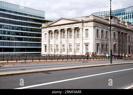 Fishmongers Hall Gebäude Außenansicht und London Bridge auf der Themse in London England Großbritannien KATHY DEWITT Stockfoto