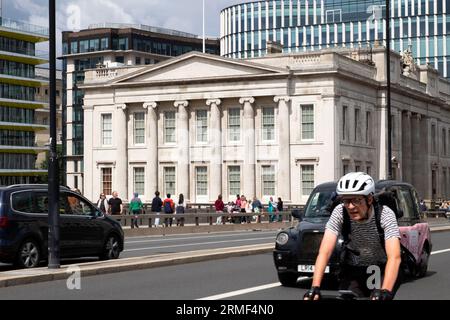 Radfahrer mit Fahrradtour, Blick auf das Fishmongers Hall Gebäude und die London Bridge auf der Themse in London England, Großbritannien, KATHY DEWITT Stockfoto