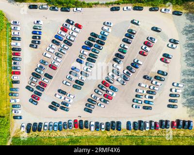 Luftaufnahme des Autos auf Parkplatz Stockfoto