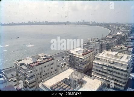 Der Marine Drive, auch Queen's Necklace genannt, ist eines der am besten erkennbaren Wahrzeichen in Mumbai. Dieser bogenförmige Boulevard an der Bucht entlang des Arabischen Meeres in Süd-Mumbai ist wohl der beste Ort, um wunderschöne Sonnenuntergänge zu beobachten und gemütliche Spaziergänge zu Unternehmen. Stockfoto