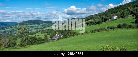 Hügel und Häuser in der Nähe von lillehammer in norwegen Stockfoto