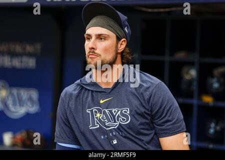 St. Petersburg, FL, USA; Tampa Bay raht den Right Fielder Josh Lowe (15) im Dugout vor einem MLB-Spiel gegen die New York Yankees am Sonntag, den August Stockfoto