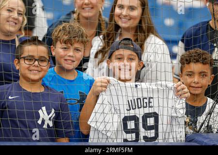 St. Petersburg, FL, USA; die jungen New York Yankees-Fans halten ein Trikot, das sie hoffen, dass sie den New York Yankees-Right-Fielder Aaron Judge (99) zum Autogramm bringen können Stockfoto