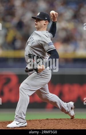 St. Petersburg, FL USA; New York Yankees Relief Pitcher Ian Hamilton (71) liefert ein Pitch während eines MLB-Spiels gegen die Tampa Bay Rays am Sonntag, Au Stockfoto