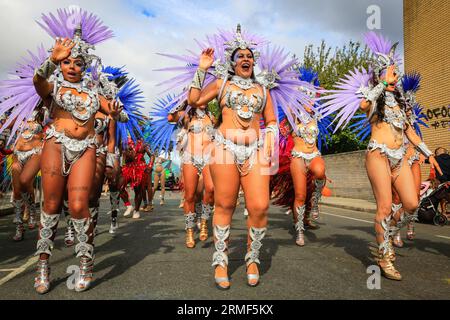 London, Großbritannien. 28. August 2023. Die London School of Samba, eine regelmäßig stattfindende Karnevalsschule, verleiht der Parade Lebendigkeit. Die Teilnehmer an der Karnevalsparade haben Spaß am Karnevalsmontag. Es wird erwartet, dass bis zu zwei Millionen Menschen den Karneval an diesem Feiertagswochenende feiern und an Soundsystemen, Ständen und Veranstaltungsorten entlang der Karnevalsroute teilnehmen oder zusehen. Quelle: Imageplotter/Alamy Live News Stockfoto