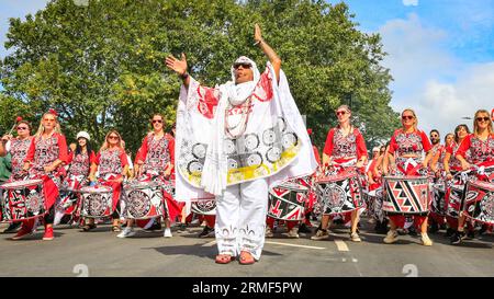 London, Großbritannien. 28. August 2023. Die Batala-Trommler, die in den letzten Jahren traditionell die erste Band waren, waren mit rund 200 Mitgliedern an der Front vertreten. Die Teilnehmer an der Karnevalsparade haben Spaß am Karnevalsmontag. Es wird erwartet, dass bis zu zwei Millionen Menschen den Karneval an diesem Feiertagswochenende feiern und an Soundsystemen, Ständen und Veranstaltungsorten entlang der Karnevalsroute teilnehmen oder zusehen. Quelle: Imageplotter/Alamy Live News Stockfoto