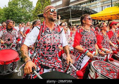 London, Großbritannien. 28. August 2023. Die Batala-Trommler, die in den letzten Jahren traditionell die erste Band waren, waren mit rund 200 Mitgliedern an der Front vertreten. Die Teilnehmer an der Karnevalsparade haben Spaß am Karnevalsmontag. Es wird erwartet, dass bis zu zwei Millionen Menschen den Karneval an diesem Feiertagswochenende feiern und an Soundsystemen, Ständen und Veranstaltungsorten entlang der Karnevalsroute teilnehmen oder zusehen. Quelle: Imageplotter/Alamy Live News Stockfoto