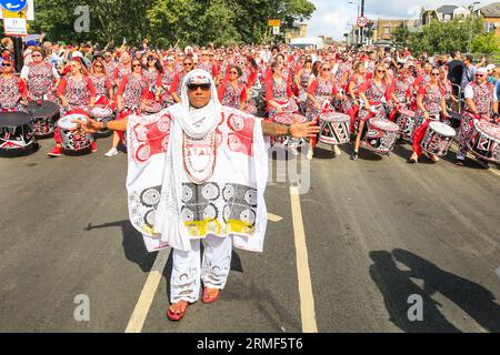 London, Großbritannien. 28. August 2023. Die Batala-Trommler, die in den letzten Jahren traditionell die erste Band waren, waren mit rund 200 Mitgliedern an der Front vertreten. Die Teilnehmer an der Karnevalsparade haben Spaß am Karnevalsmontag. Es wird erwartet, dass bis zu zwei Millionen Menschen den Karneval an diesem Feiertagswochenende feiern und an Soundsystemen, Ständen und Veranstaltungsorten entlang der Karnevalsroute teilnehmen oder zusehen. Quelle: Imageplotter/Alamy Live News Stockfoto