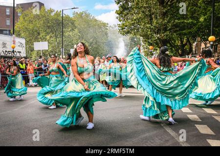 London, Großbritannien. 28. August 2023. Die Voice of Mauritius-Massenband. Die Teilnehmer an der Karnevalsparade haben Spaß am Karnevalsmontag. Es wird erwartet, dass bis zu zwei Millionen Menschen den Karneval an diesem Feiertagswochenende feiern und an Soundsystemen, Ständen und Veranstaltungsorten entlang der Karnevalsroute teilnehmen oder zusehen. Quelle: Imageplotter/Alamy Live News Stockfoto