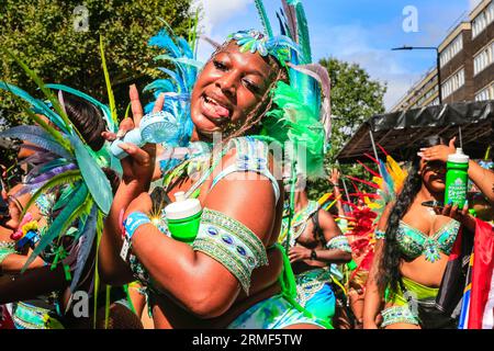 London, Großbritannien. 28. August 2023. Die Teilnehmer an der Karnevalsparade haben Spaß am Karnevalsmontag. Es wird erwartet, dass bis zu zwei Millionen Menschen den Karneval an diesem Feiertagswochenende feiern und an Soundsystemen, Ständen und Veranstaltungsorten entlang der Karnevalsroute teilnehmen oder zusehen. Quelle: Imageplotter/Alamy Live News Stockfoto