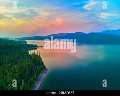 Luftaufnahme des Hungry Horse Reservoir mit Waldbrand in der Ferne im Flathead National Forest, MT Stockfoto