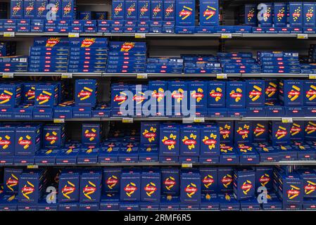 Italien - 14. August 2023: Barilla Pasta verschiedener Arten und Größen in blauen Verpackungen, die in Regalen zum Verkauf im italienischen Supermarkt, Barilla ist A, ausgestellt sind Stockfoto