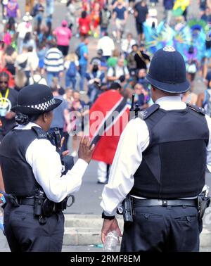 London, Großbritannien. 28. August 2023. Der Karneval in Notting Hill beginnt, um die Menschenmassen aufzunehmen. Quelle: Brian Minkoff/Alamy Live News Stockfoto