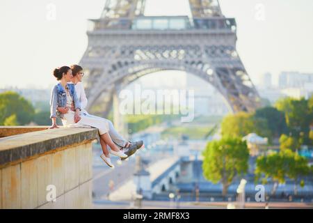 Glückliches romantisches Paar in Paris, in der Nähe des Eiffelturms. Touristen verbringen ihren Urlaub in Frankreich Stockfoto