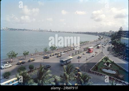 Der Marine Drive, auch Queen's Necklace genannt, ist eines der am besten erkennbaren Wahrzeichen in Mumbai. Dieser bogenförmige Boulevard an der Bucht entlang des Arabischen Meeres in Süd-Mumbai ist wohl der beste Ort, um wunderschöne Sonnenuntergänge zu beobachten und gemütliche Spaziergänge zu Unternehmen. Stockfoto