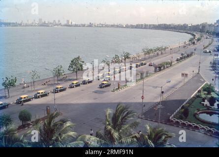 Der Marine Drive, auch Queen's Necklace genannt, ist eines der am besten erkennbaren Wahrzeichen in Mumbai. Dieser bogenförmige Boulevard an der Bucht entlang des Arabischen Meeres in Süd-Mumbai ist wohl der beste Ort, um wunderschöne Sonnenuntergänge zu beobachten und gemütliche Spaziergänge zu Unternehmen. Stockfoto