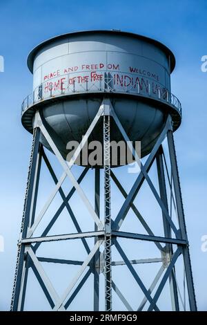 Der Wasserturm auf Alcatraz mit einem Friedensspruch der Ureinwohner Amerikas (gemalt während der Besetzung der indischen Demonstranten von 1969 bis 1971), San Francisco, Califo Stockfoto