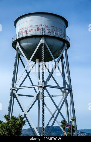 Der Wasserturm auf Alcatraz mit einem Friedensspruch der Ureinwohner Amerikas (gemalt während der Besetzung der indischen Demonstranten von 1969 bis 1971), San Francisco, Califo Stockfoto