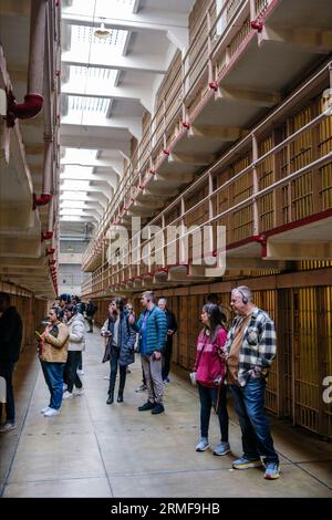 Touristen besuchen die Zellblöcke in Alcatraz, San Francisco, Kalifornien, USA Stockfoto