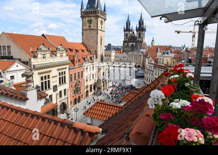 Prag, Tschechische Republik - 27. Juni 2023: Blick auf den zentralen Prager Platz auf der Tschechischen Republik Stockfoto