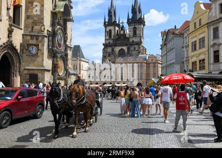 Prag, Tschechische Republik - 27. Juni 2023: Blick auf den zentralen Prager Platz auf der Tschechischen Republik Stockfoto