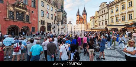 Prag, Tschechische Republik - 27. Juni 2023: Blick auf den zentralen Prager Platz auf der Tschechischen Republik Stockfoto