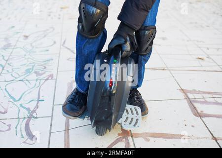 Mann Beine auf Monorad. Persönliches Elektrotransportkonzept Stockfoto