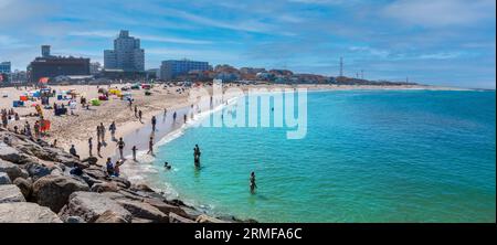 Espinho, Porto, Portugal - 25. Juni 2023: Panorama des Atlantischen Ozeans und des Strandes von Vigiada mit Touristen, die an einem sonnigen Tag den Sommerurlaub genießen Stockfoto