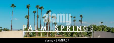 Palm Springs Stadtnamensschild Panorama, Kalifornien Stockfoto