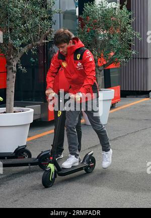 25. August 2023, Circuit Park Zandvoort, Zandvoort, FORMEL 1 HEINEKEN DUTCH GRAND PRIX 2023, auf dem Bild Charles Leclerc (MCO), Scuderia Ferrari mit einem Elektroroller im Fahrerlager. Stockfoto