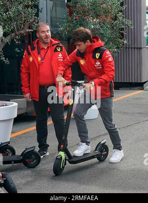 25. August 2023, Circuit Park Zandvoort, Zandvoort, FORMEL 1 HEINEKEN DUTCH GRAND PRIX 2023, auf dem Bild Charles Leclerc (MCO), Scuderia Ferrari mit einem Elektroroller im Fahrerlager. Stockfoto