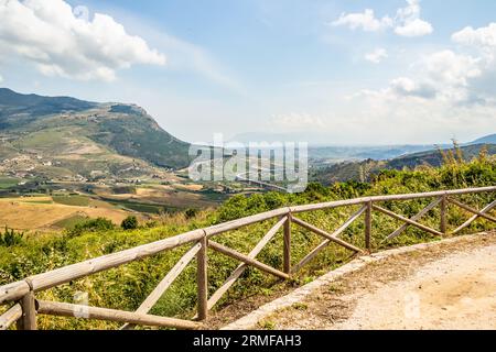 Blick vom antiken Amphitheater von Segesta, Sizilien, Italien Stockfoto