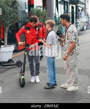 25. August 2023, Circuit Park Zandvoort, Zandvoort, FORMEL 1 HEINEKEN DUTCH GRAND PRIX 2023, auf dem Bild Charles Leclerc (MCO), Scuderia Ferrari mit einem Elektroroller im Fahrerlager. Stockfoto