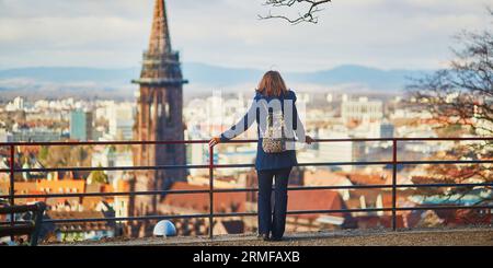 Mädchen, die das schöne Panorama von Freiburg im Breisgau in Deutschland genießen Stockfoto