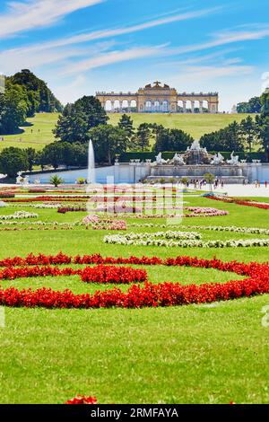 Blick auf die Gloriette Struktur und Neptunbrunnen in Schönbrunn, Wien, Österreich Stockfoto