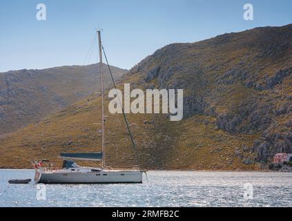 Symi Island, Griechenland. Griechenland Inseln Urlaub von Rhodos in der Ägäis. Große schöne Yacht in der Bucht in der Nähe des Dorfes Pedi, in der Nähe von Symi. Holiday trav Stockfoto