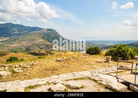 Blick vom antiken Amphitheater von Segesta, Sizilien, Italien Stockfoto