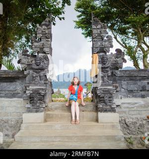 Europäischer Tourist in Pura Ulundanu Bratan, Bali Stockfoto