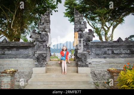 Europäischer Tourist in Pura Ulundanu Bratan, Bali Stockfoto