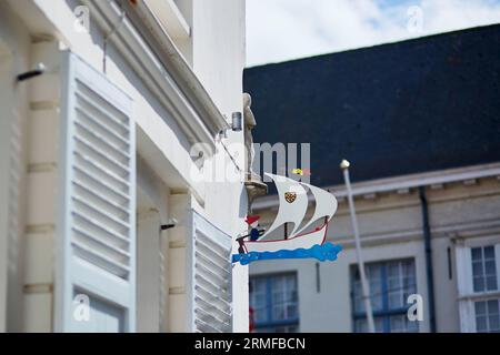 Schiffsschild auf einem Gebäude in Brügge, Belgien Stockfoto