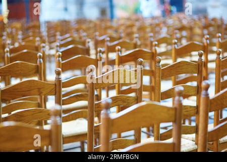 Viele Holzstühle in einer Kirche Stockfoto